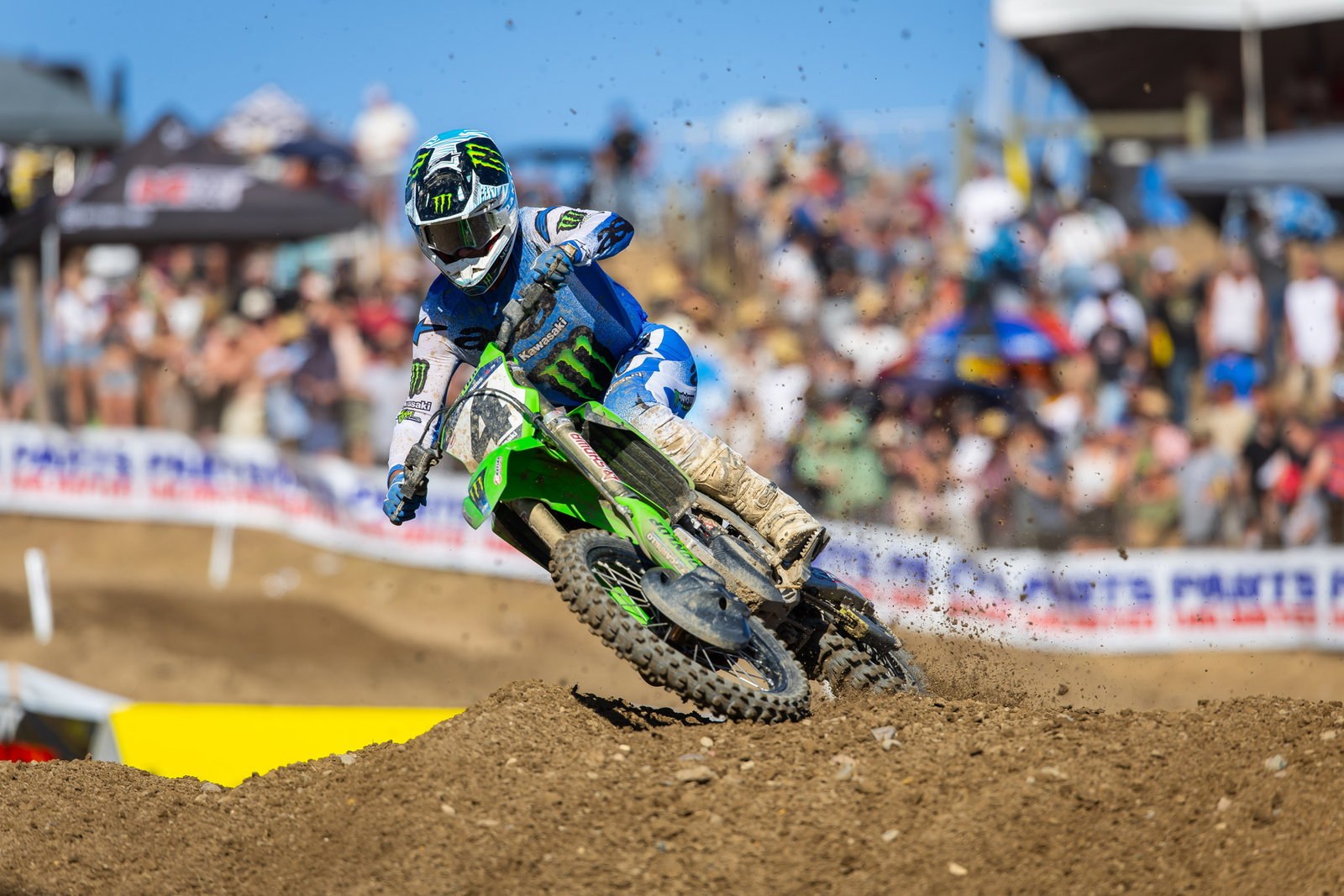 Chase Sexton em prova, com a moto verde da Kawasaki, em Hangtown
