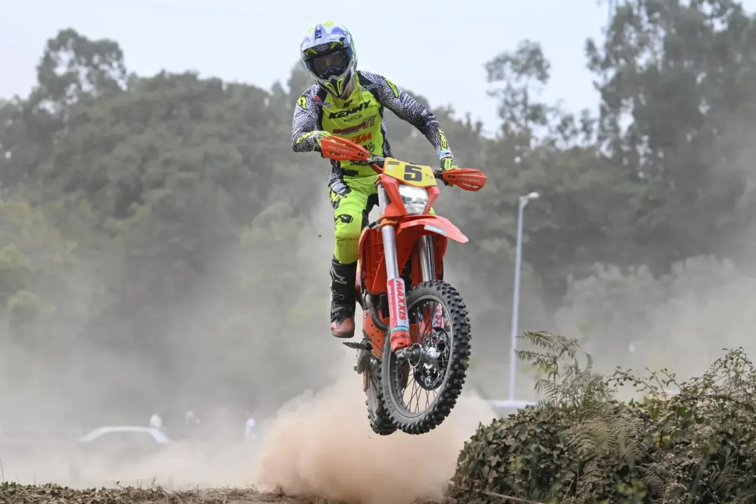 Piloto de enduro em salto numa prova do campeonato nacional, na Lousã