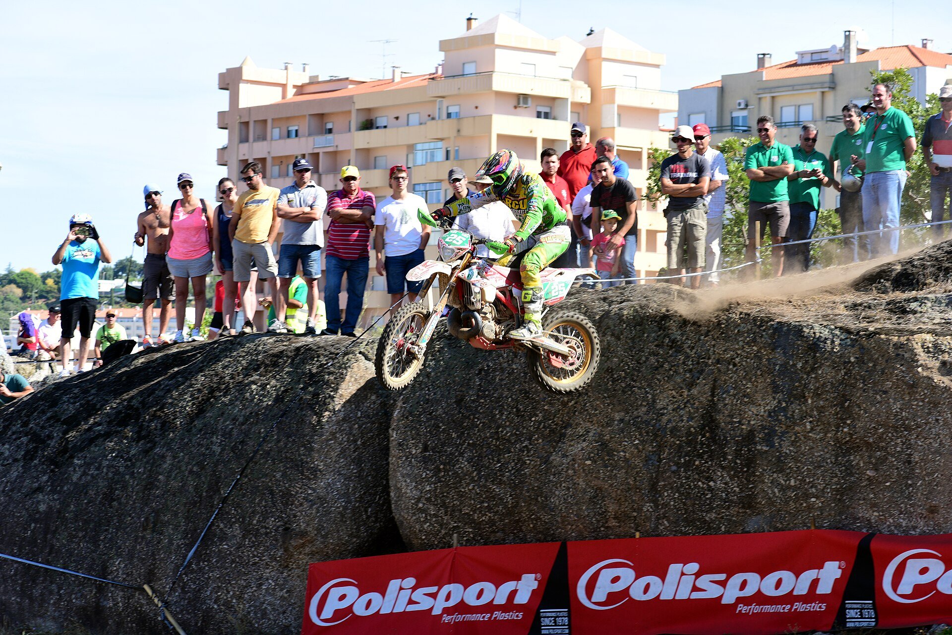 Piloto de enduro a subir um rochedo perante o público, em Castelo Branco