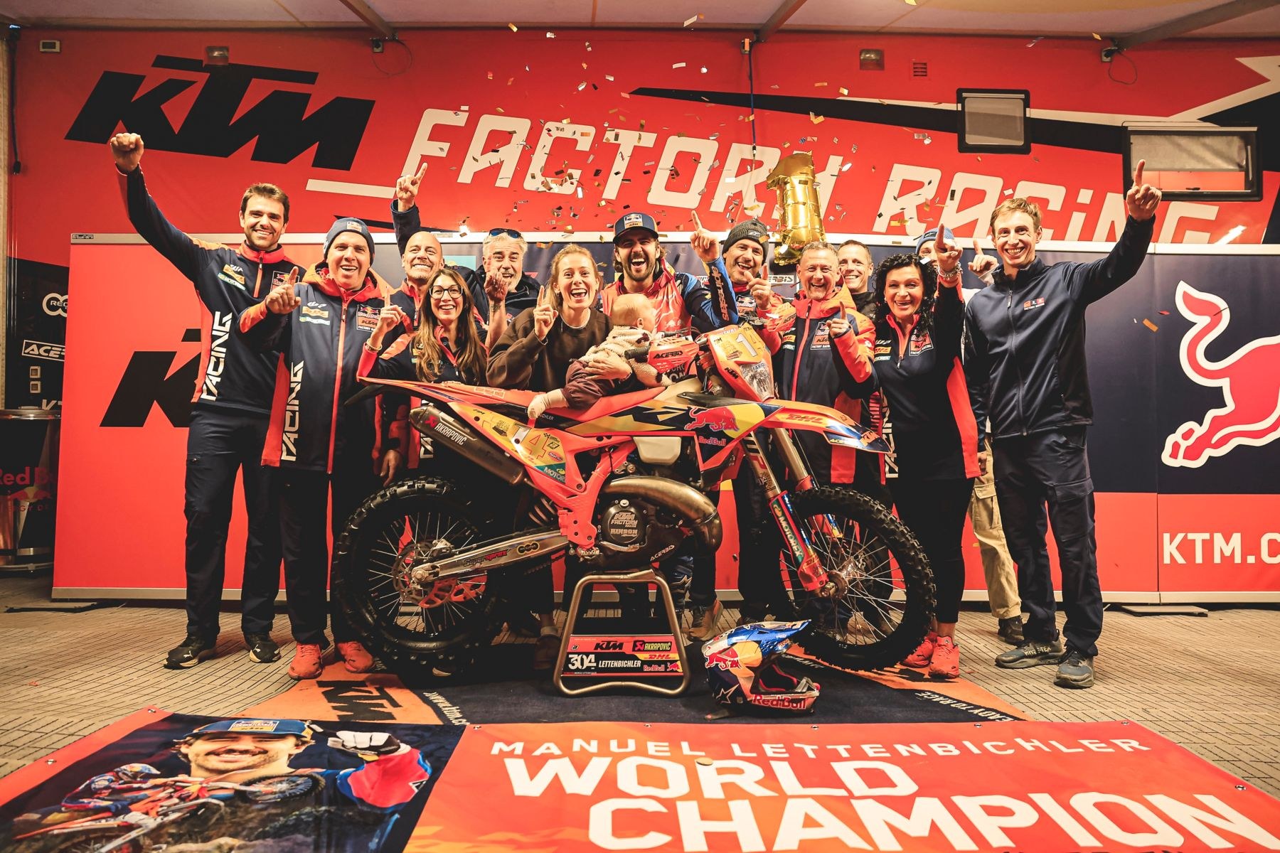 A equipa Red Bull KTM Factory Racing festeja com a moto de Manuel Lettenbichler, campeão do mundo de Hard Enduro 2026