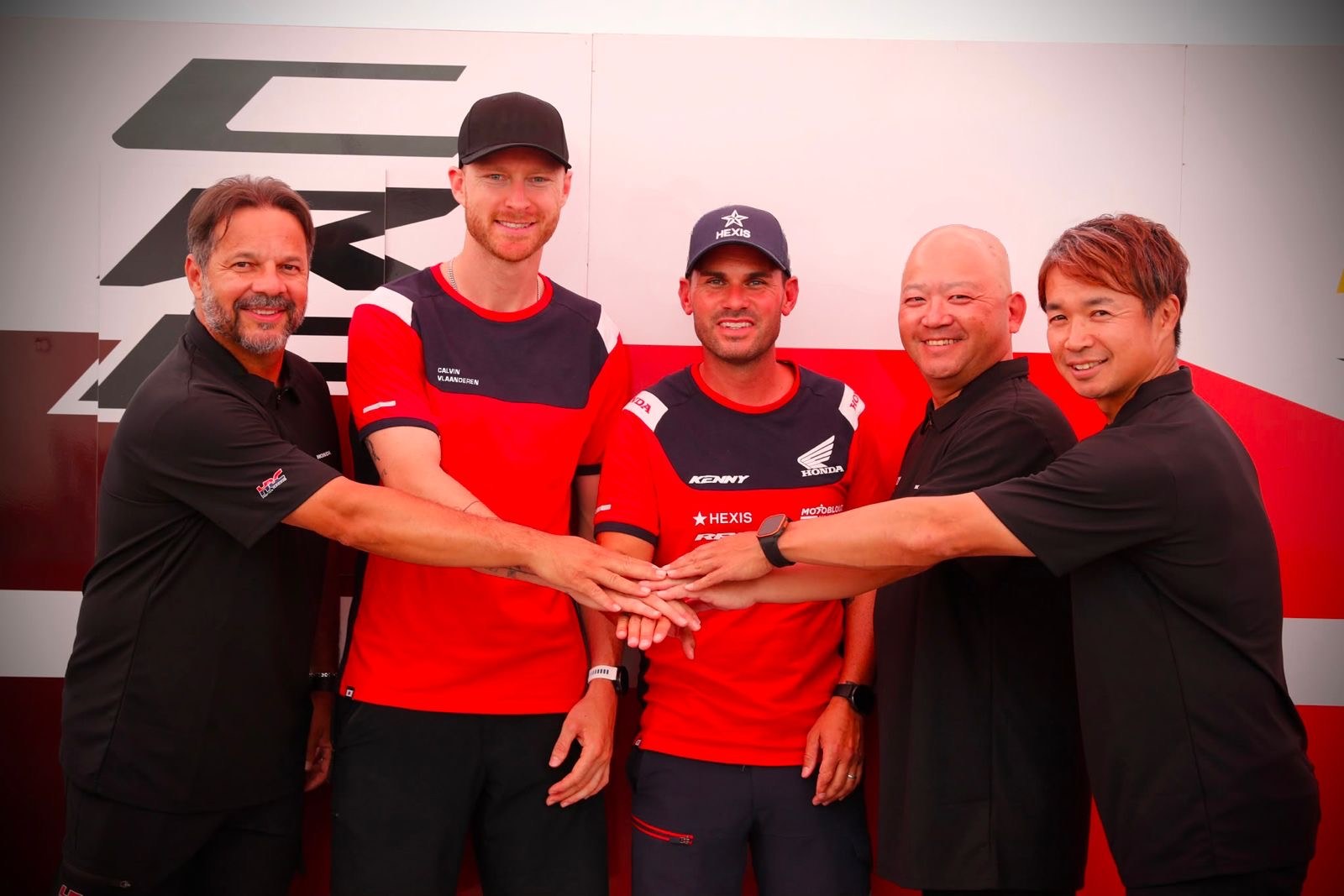 Representantes da Honda Motoblouz SR Motul e dois pilotos selam o acordo com um aperto de mão