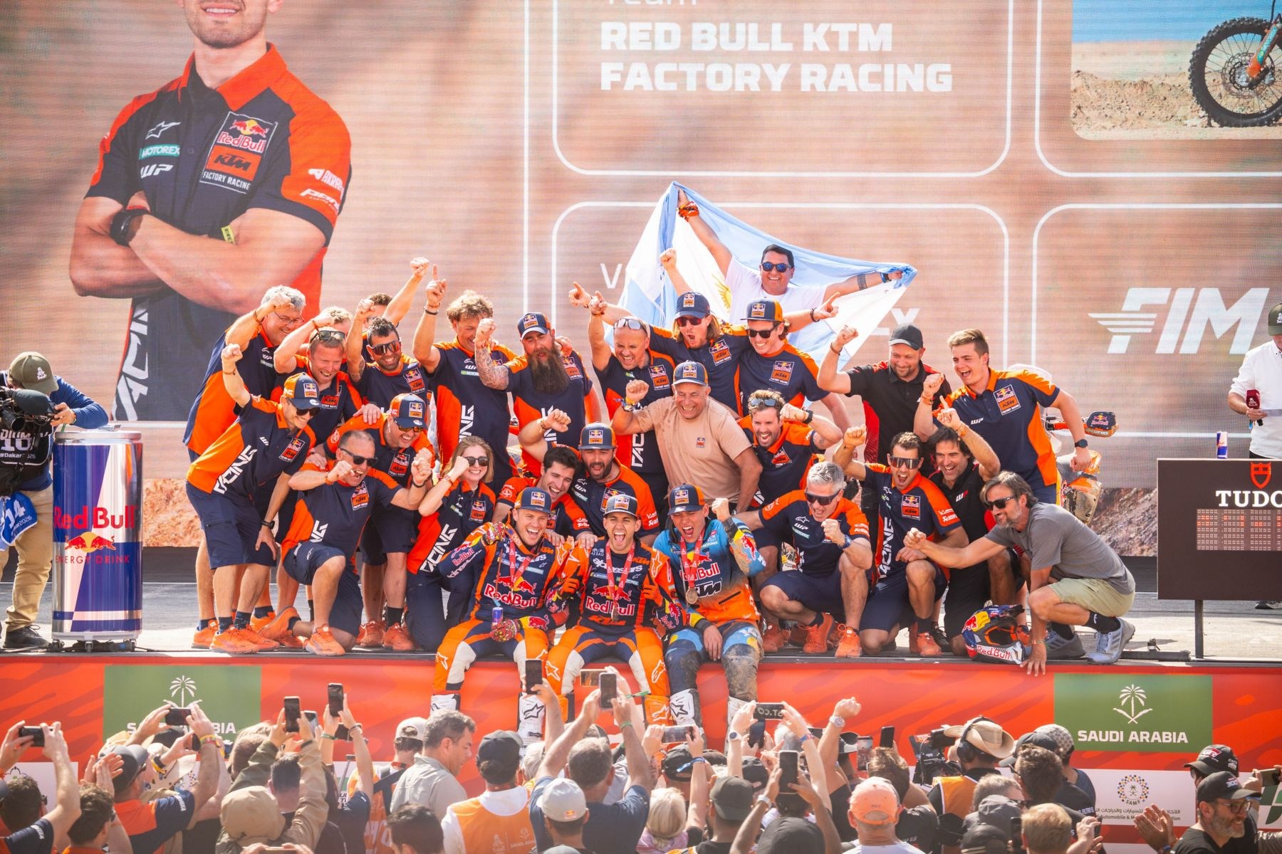 Equipa Red Bull KTM Factory Racing a festejar no pódio final do Dakar 2026, na Arábia Saudita