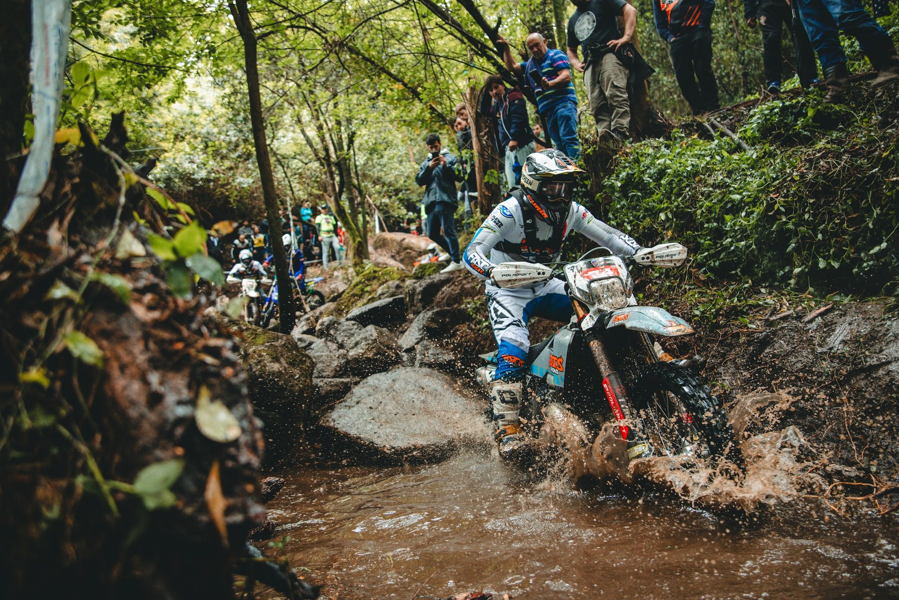 Mario Román a atravessar um ribeiro na Hixpania Hard Enduro